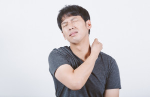 首痛い男性