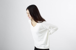 腰が痛い女性白