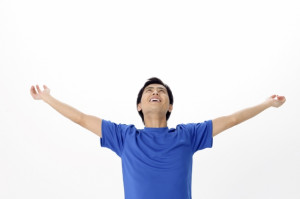 手をあげる男性